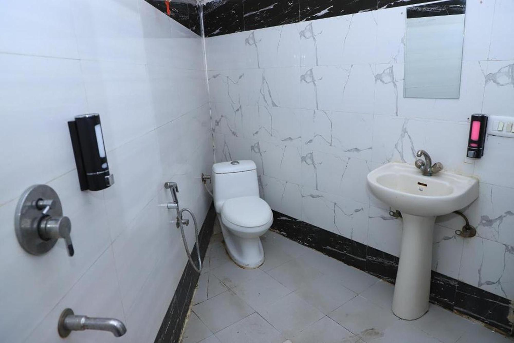 Hotel Global Inn By Quality Inn New Delhi Buitenkant foto
