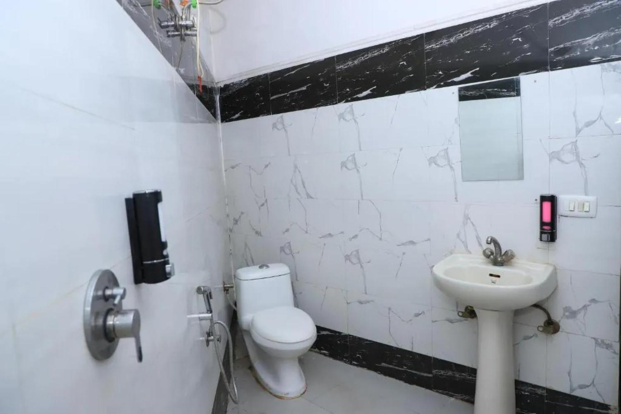 Hotel Global Inn By Quality Inn New Delhi Buitenkant foto
